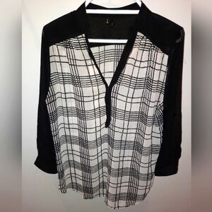 Maurices Long Sleeve 3 Button V-Neck Top size medium excellent used condition